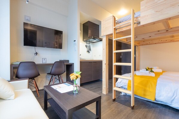 1 habitación, escritorio, tabla de planchar con plancha y wifi gratis 