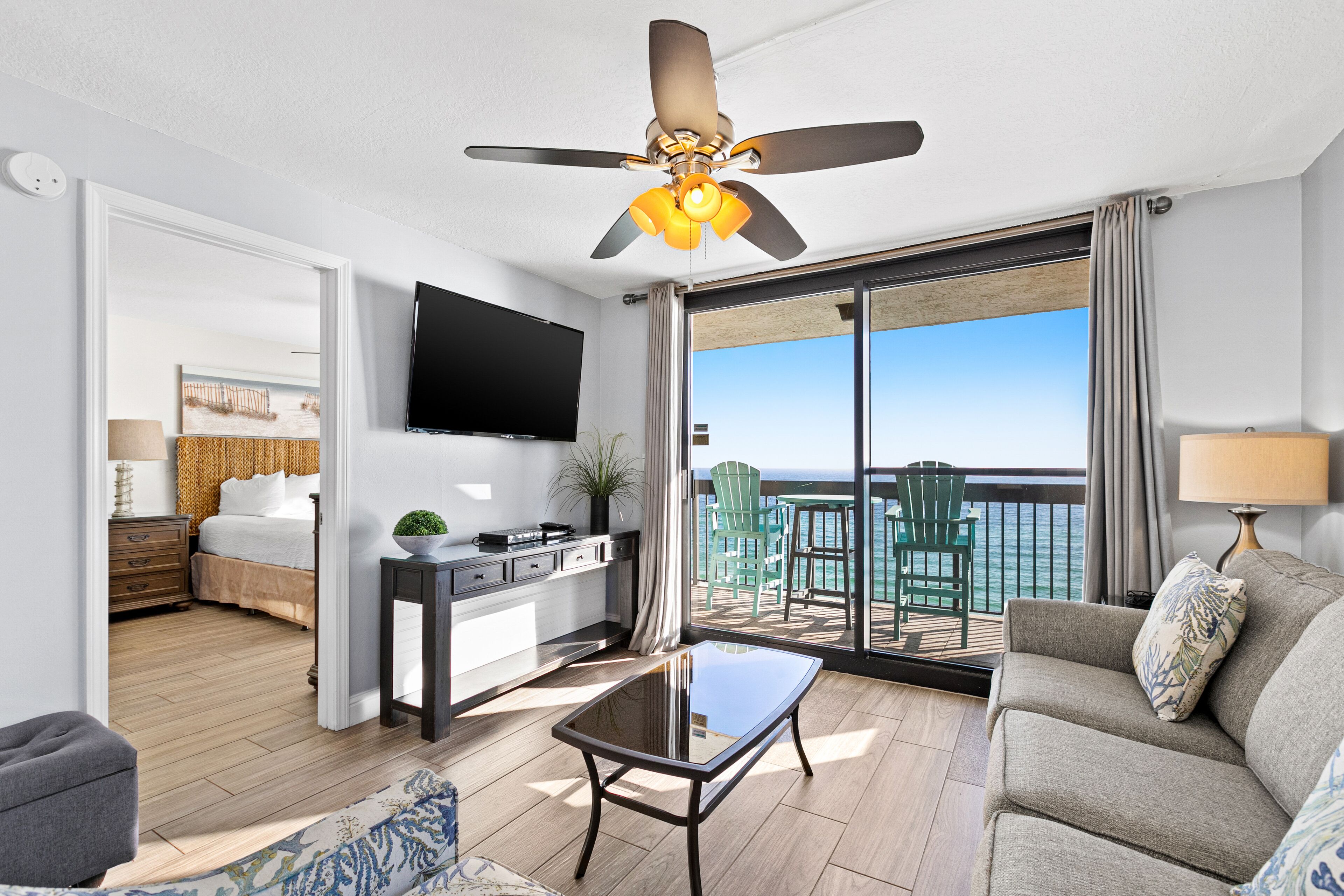 10th Floor Beautiful Condo, Splash pad w/ multiple pools & hot tub