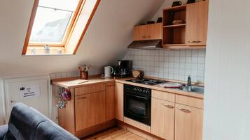 Coffee/tea maker, fridge, oven, electric kettle