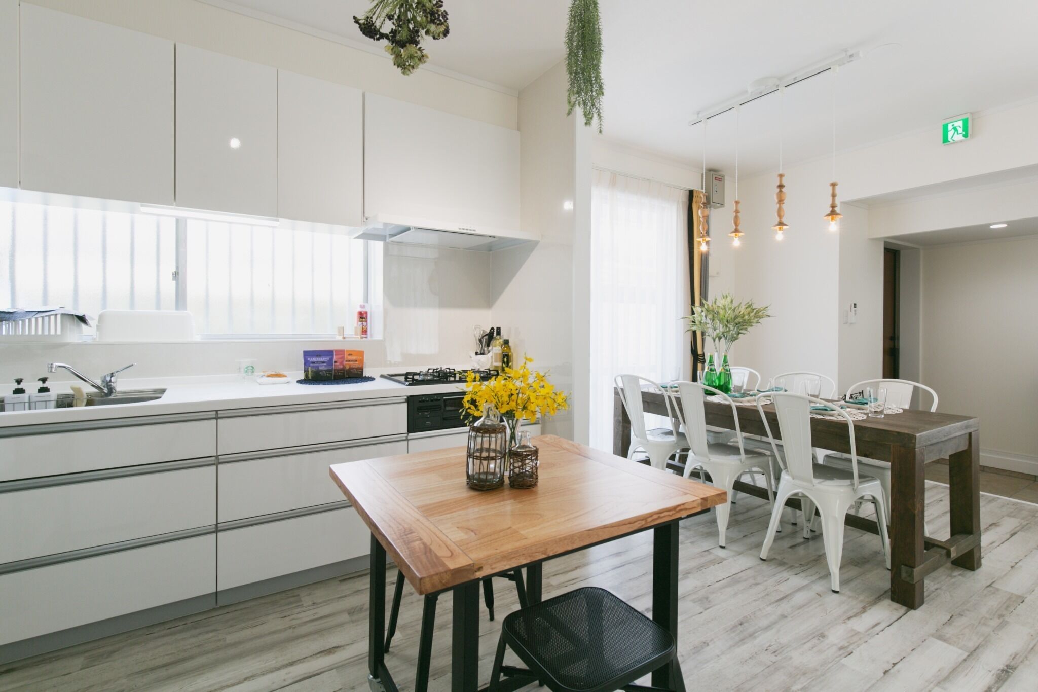 Frigorífico, microondas, placa de cocina y utensilios de cocina