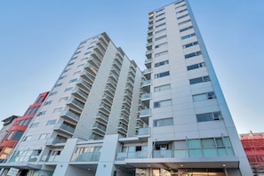 Exterior - 3 Bedroom Home in City Central + FREE PARKING (Auckland CBD)