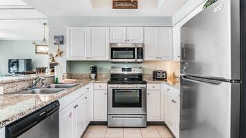 Køleskab, mikrobølgeovn, ovn, kogeplade