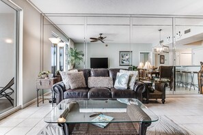 Televisión, reproductor de DVD, videoteca y estéreo