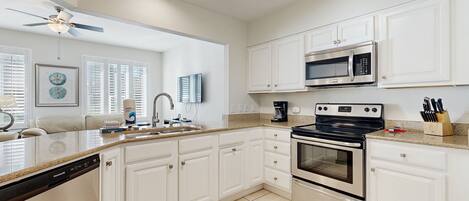 Een koelkast, een microgolfoven, een oven, een kookplaat