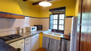 Jääkaappi, mikroaaltouuni, uuni, astianpesukone