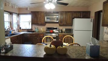 Frigorífico, microondas, horno y placa de cocina