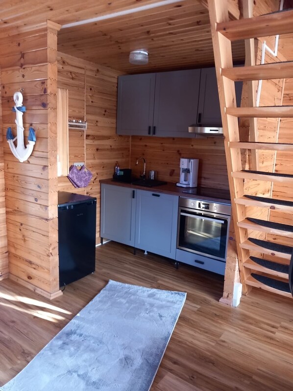 Een koelkast, een microgolfoven, een oven, een kookplaat