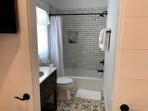 Ensemble douche/baignoire, sèche-cheveux, serviettes fournies