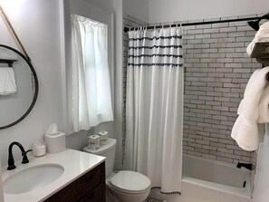 Combined shower/bathtub, hair dryer, towels