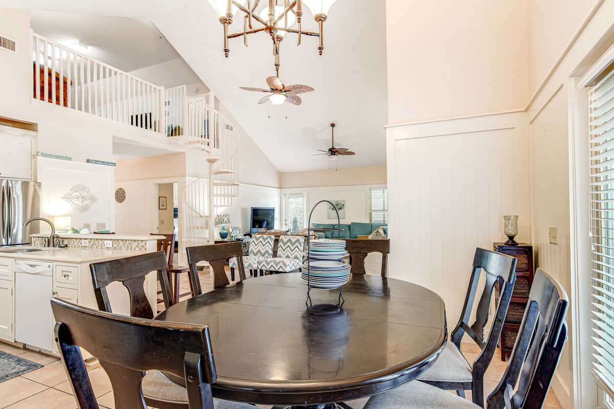 Photo 5 of Quiet, dog-friendly home with tropical backyard, cobblestones & private grill