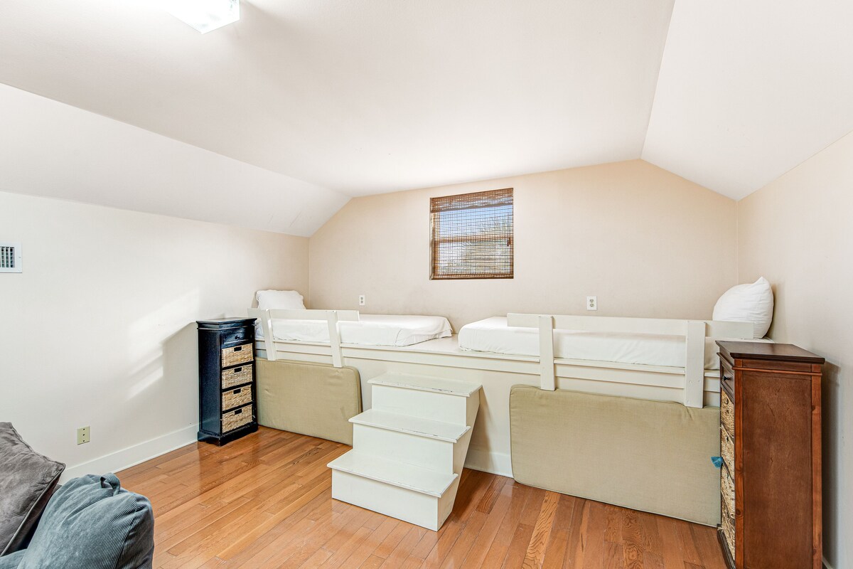 Photo 20 of Quiet, dog-friendly home with tropical backyard, cobblestones & private grill