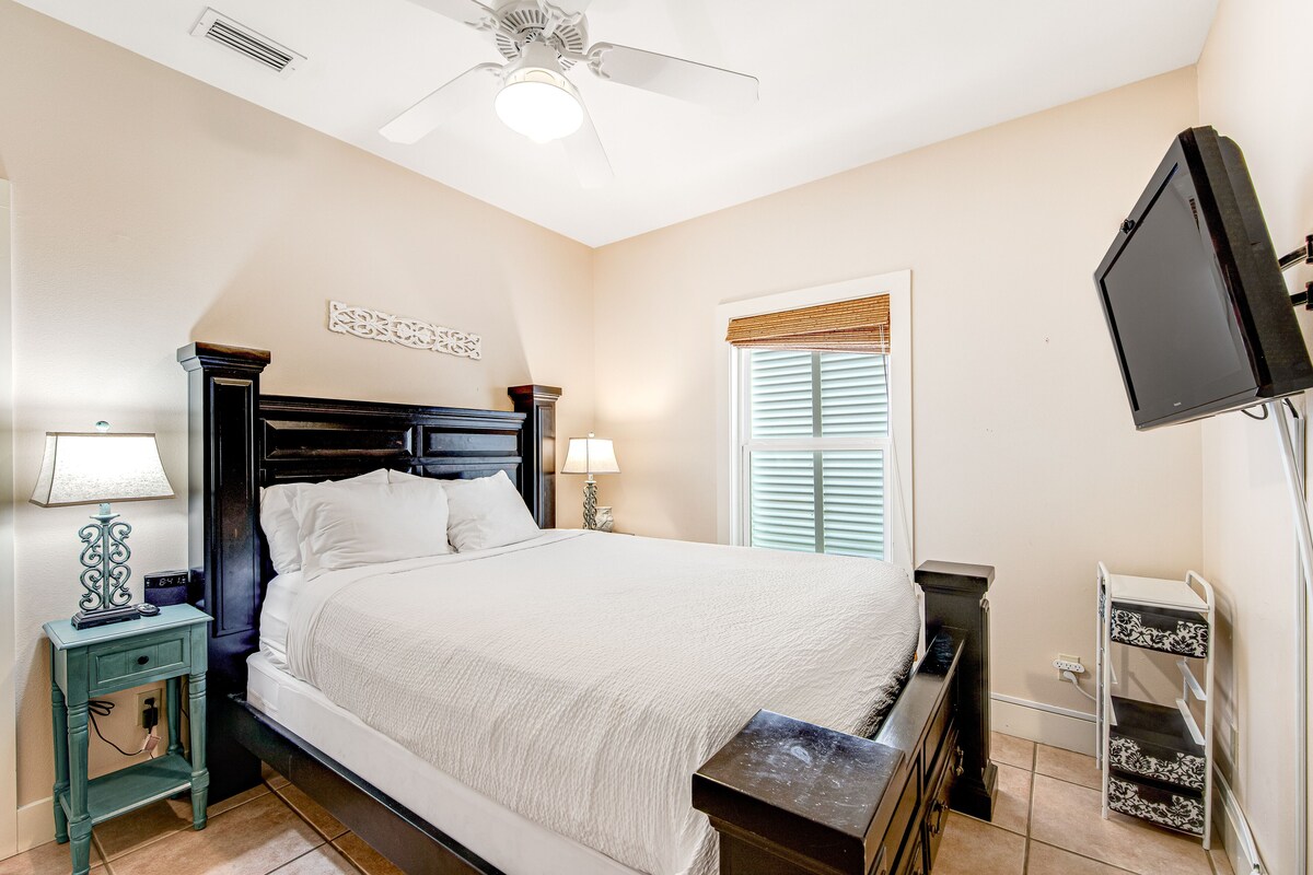 Photo 16 of Quiet, dog-friendly home with tropical backyard, cobblestones & private grill