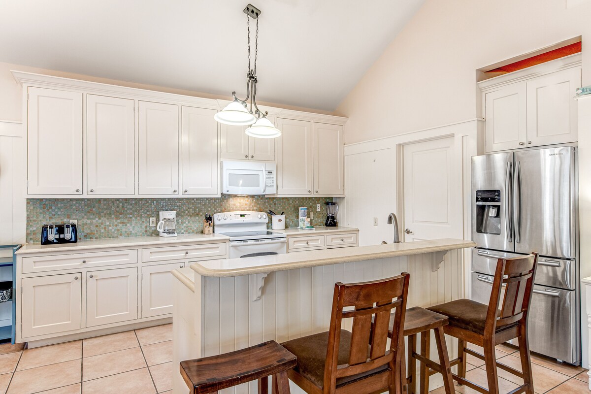 Photo 8 of Quiet, dog-friendly home with tropical backyard, cobblestones & private grill