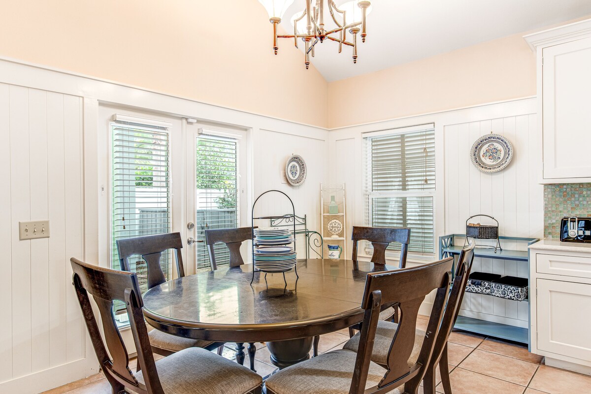 Photo 6 of Quiet, dog-friendly home with tropical backyard, cobblestones & private grill