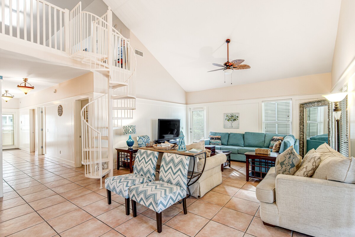 Photo 4 of Quiet, dog-friendly home with tropical backyard, cobblestones & private grill
