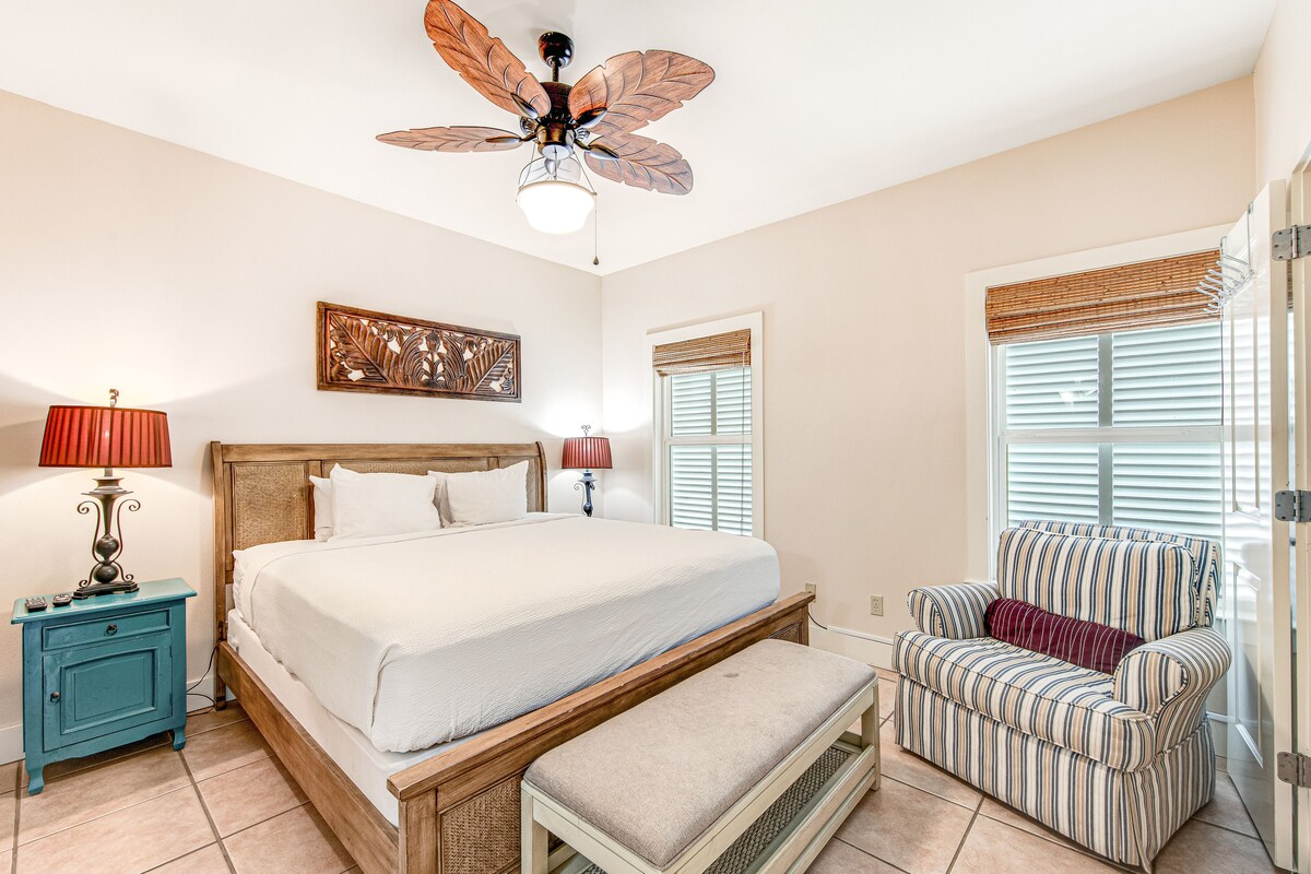 Photo 12 of Quiet, dog-friendly home with tropical backyard, cobblestones & private grill