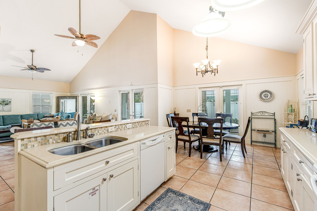 Photo 7 of Quiet, dog-friendly home with tropical backyard, cobblestones & private grill