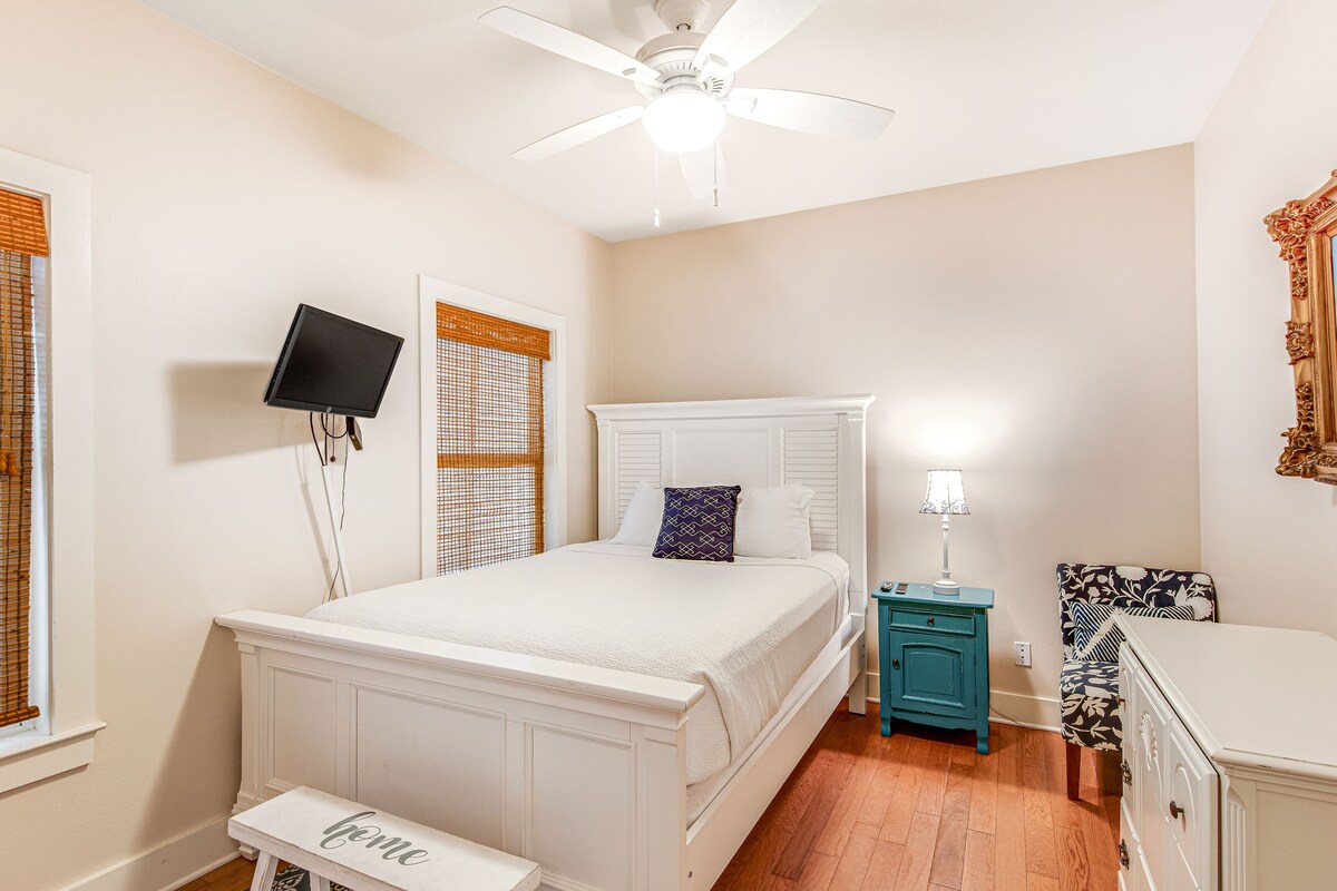 Photo 10 of Quiet, dog-friendly home with tropical backyard, cobblestones & private grill