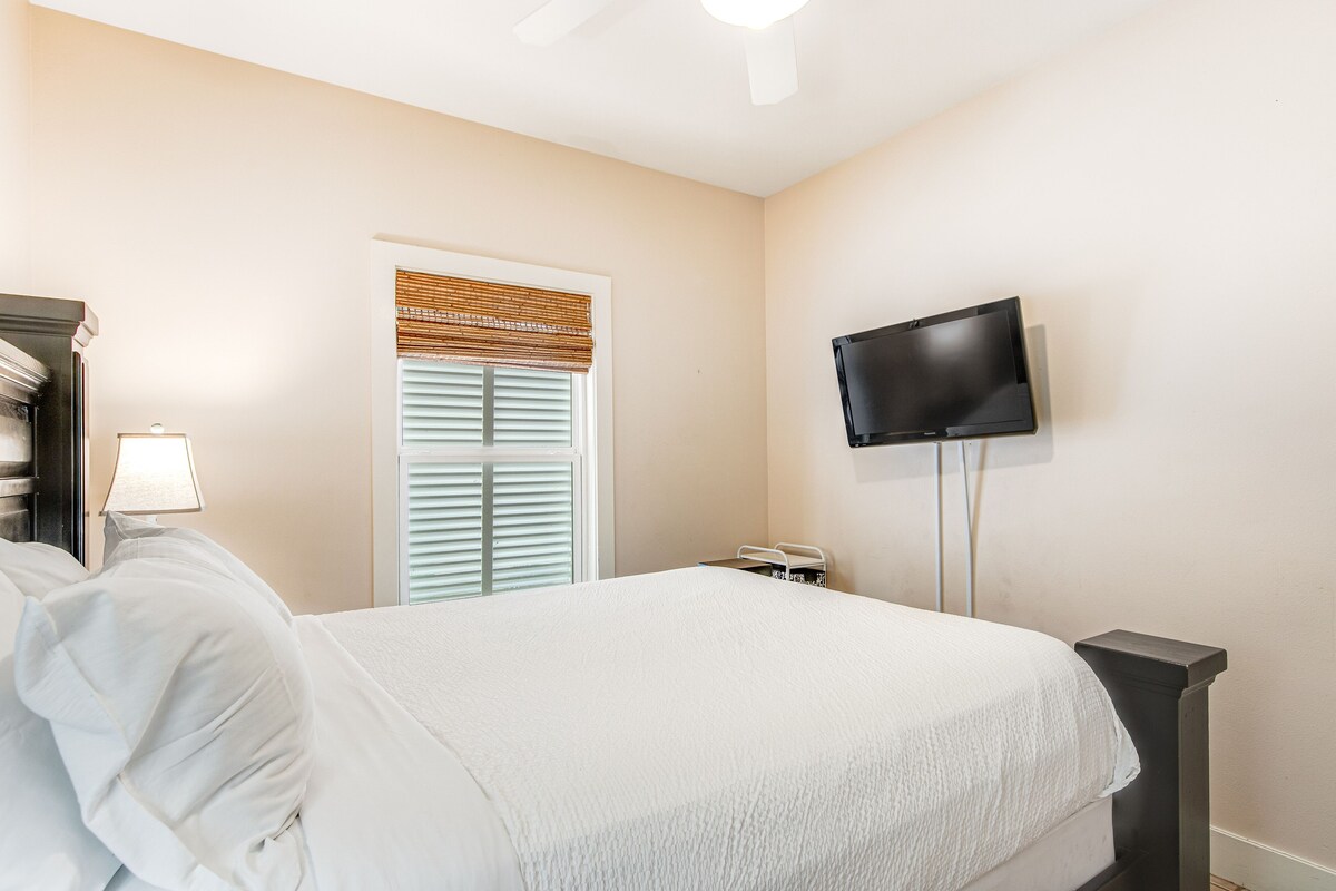 Photo 17 of Quiet, dog-friendly home with tropical backyard, cobblestones & private grill