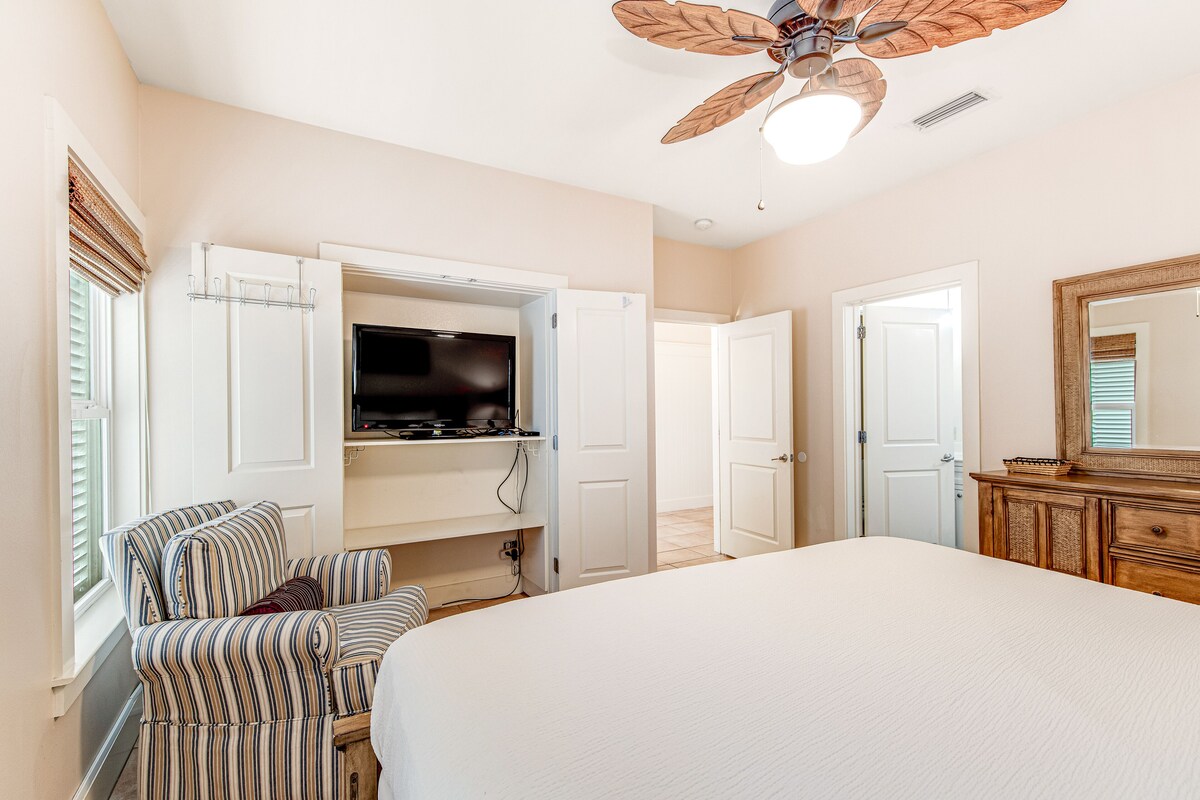Photo 14 of Quiet, dog-friendly home with tropical backyard, cobblestones & private grill