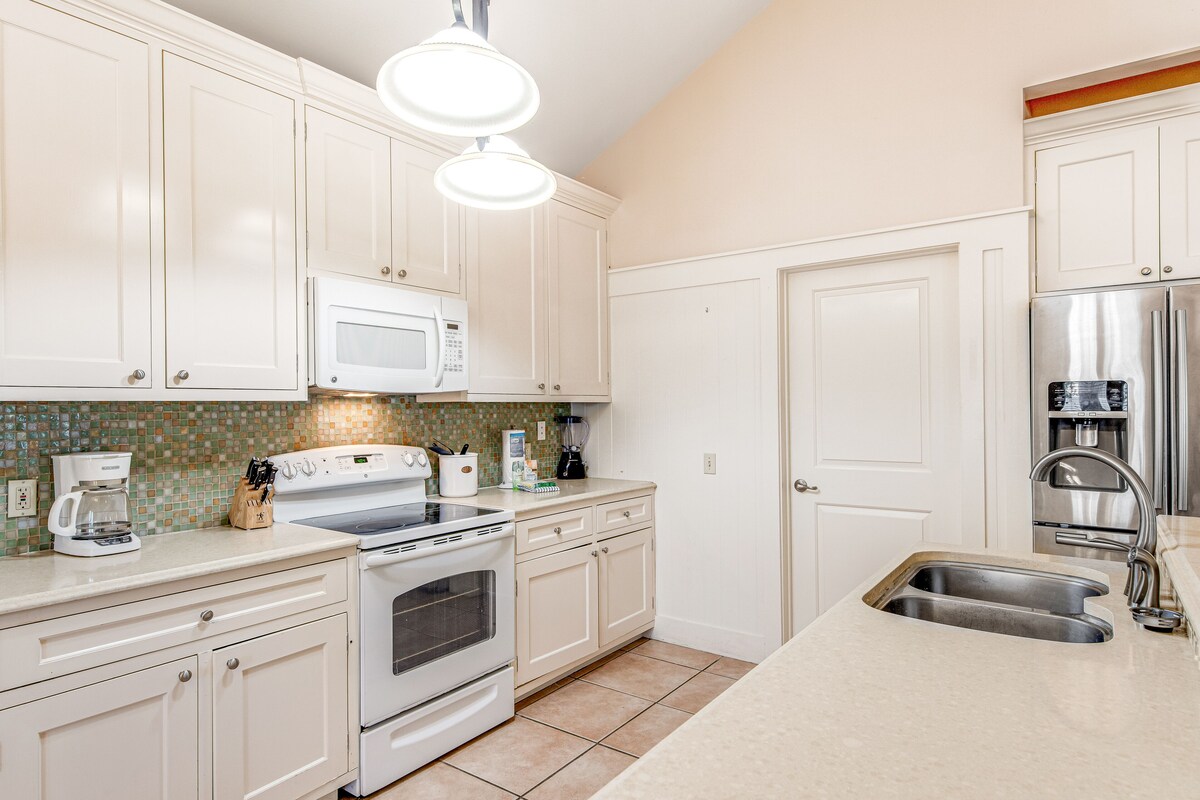 Photo 9 of Quiet, dog-friendly home with tropical backyard, cobblestones & private grill