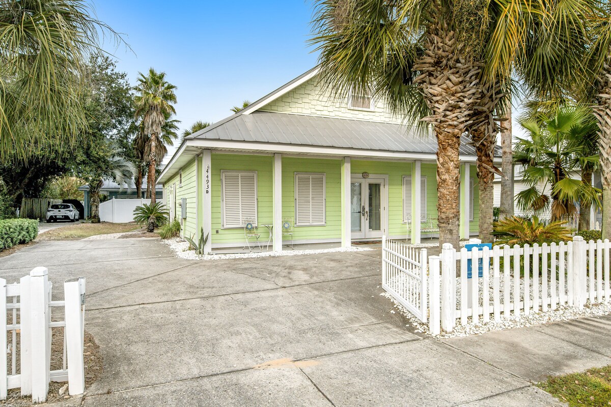 Photo 26 of Quiet, dog-friendly home with tropical backyard, cobblestones & private grill