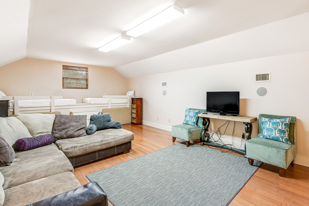Photo 18 of Quiet, dog-friendly home with tropical backyard, cobblestones & private grill