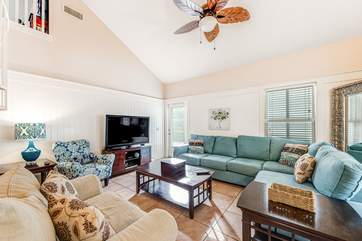 Quiet, dog-friendly home with tropical backyard, cobblestones & private grill