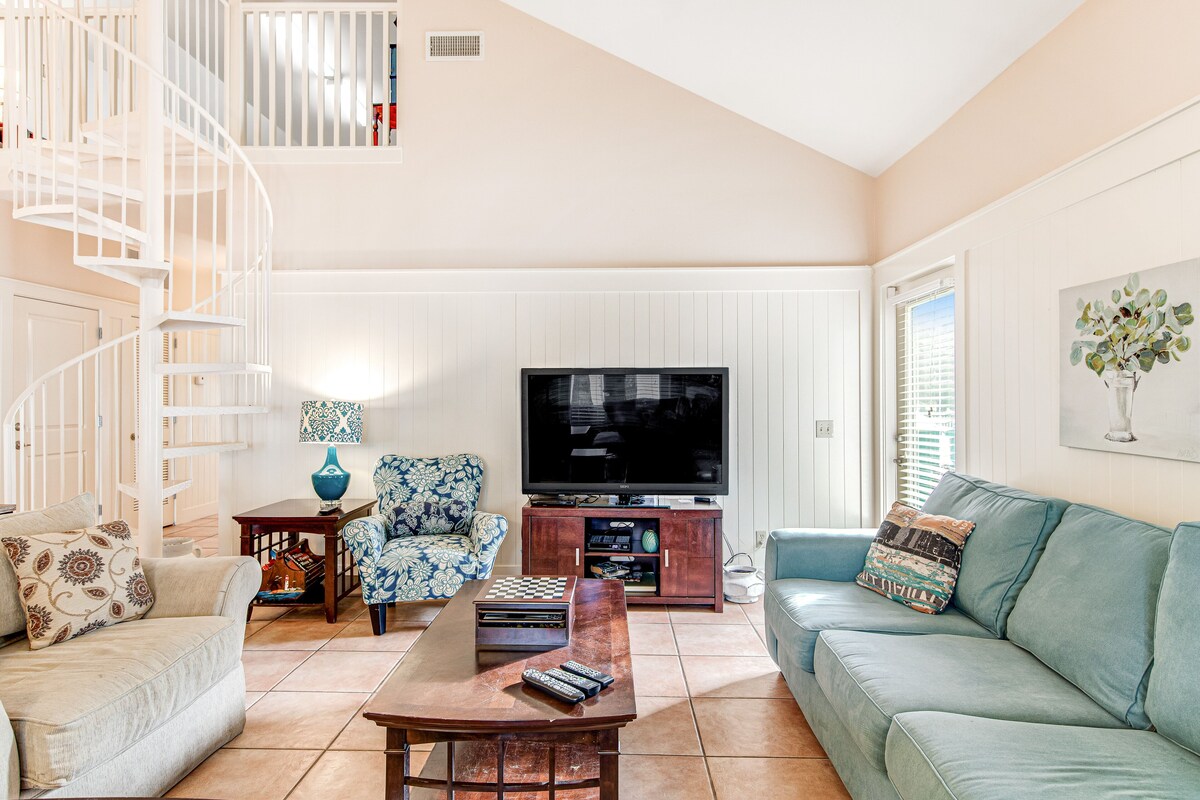 Photo 3 of Quiet, dog-friendly home with tropical backyard, cobblestones & private grill
