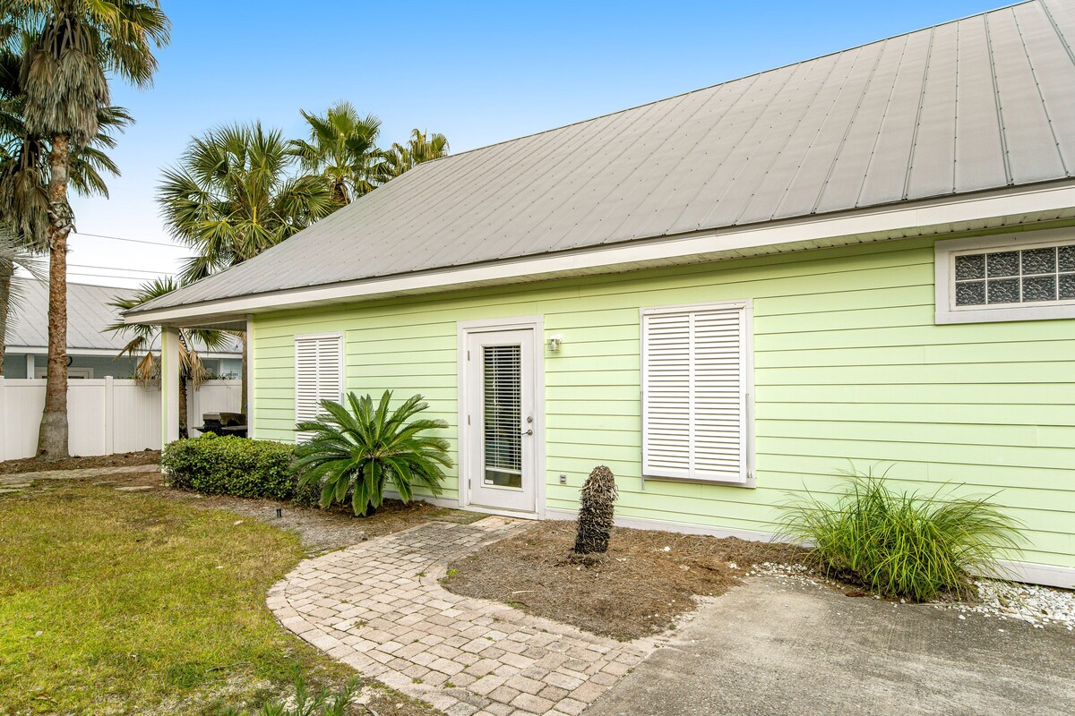 Photo 28 of Quiet, dog-friendly home with tropical backyard, cobblestones & private grill