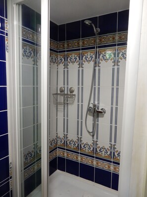 Dusche, Haartrockner, Handtücher, Seife