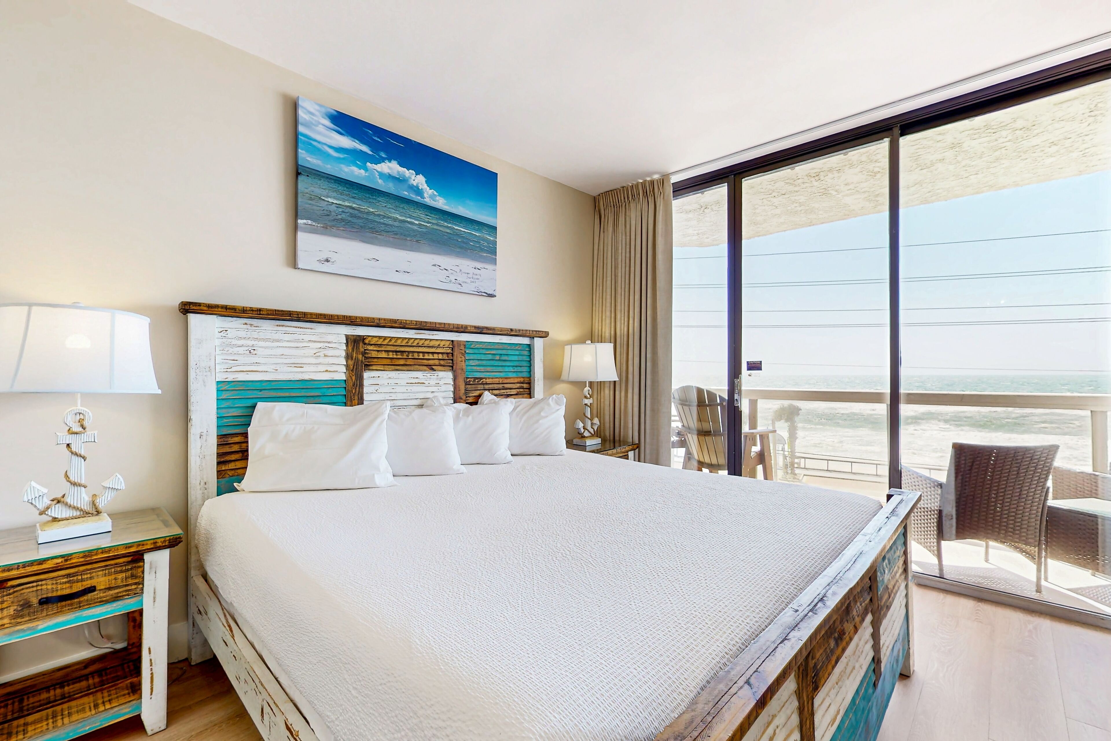 Een strijkplank/strijkijzer, internet, beddengoed