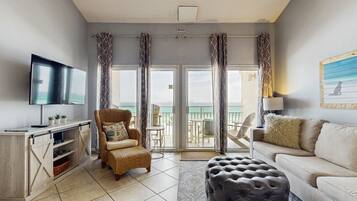 Televisión, reproductor de DVD y videoteca