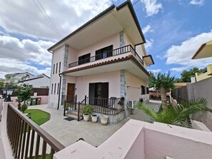 Exterior - Vacation Home with Private Driver + Personalized Itinerary. (Corroios)