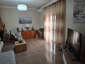 Smart TV, fireplace - Vacation Home with Private Driver + Personalized Itinerary. (Corroios)