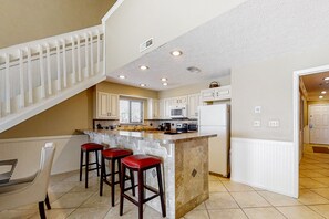 冰箱、微波炉、烤箱、炉灶