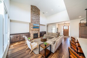 Smart-TV, peis, bordtennis og bøker