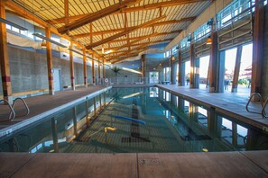 室内游泳池,室外游泳池