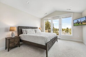 4 bedrooms, iron/ironing board, travel crib, free WiFi