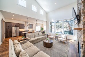 Smart TV, fireplace, table tennis - Juniper Ranch - Golf Cart Inclusive I Sleeps 10 I Brasada Ranch (Powell Butte)