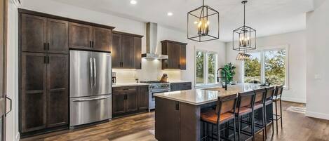 Refrigerador, microondas, horno y parrilla de estufa