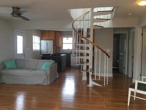 تلفزيون بشاشة مسطحة