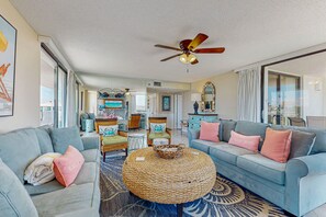 Televisión, reproductor de DVD, videoteca y estéreo