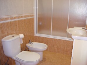 Kombination af bruser/badekar, hårtørrer, bidet, håndklæder