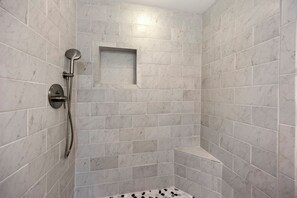 Ensemble baignoire-douche, séchoir à cheveux, serviettes fournies, savon
