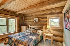 2 bedrooms, iron/ironing board, WiFi, bed sheets - Creekside Log Cabin- conveniently located and direct creek access  (Buena Vista)