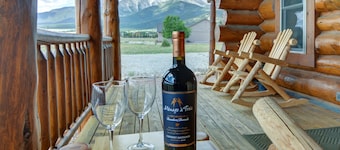 Creekside Log Cabin- conveniently located and direct creek access
