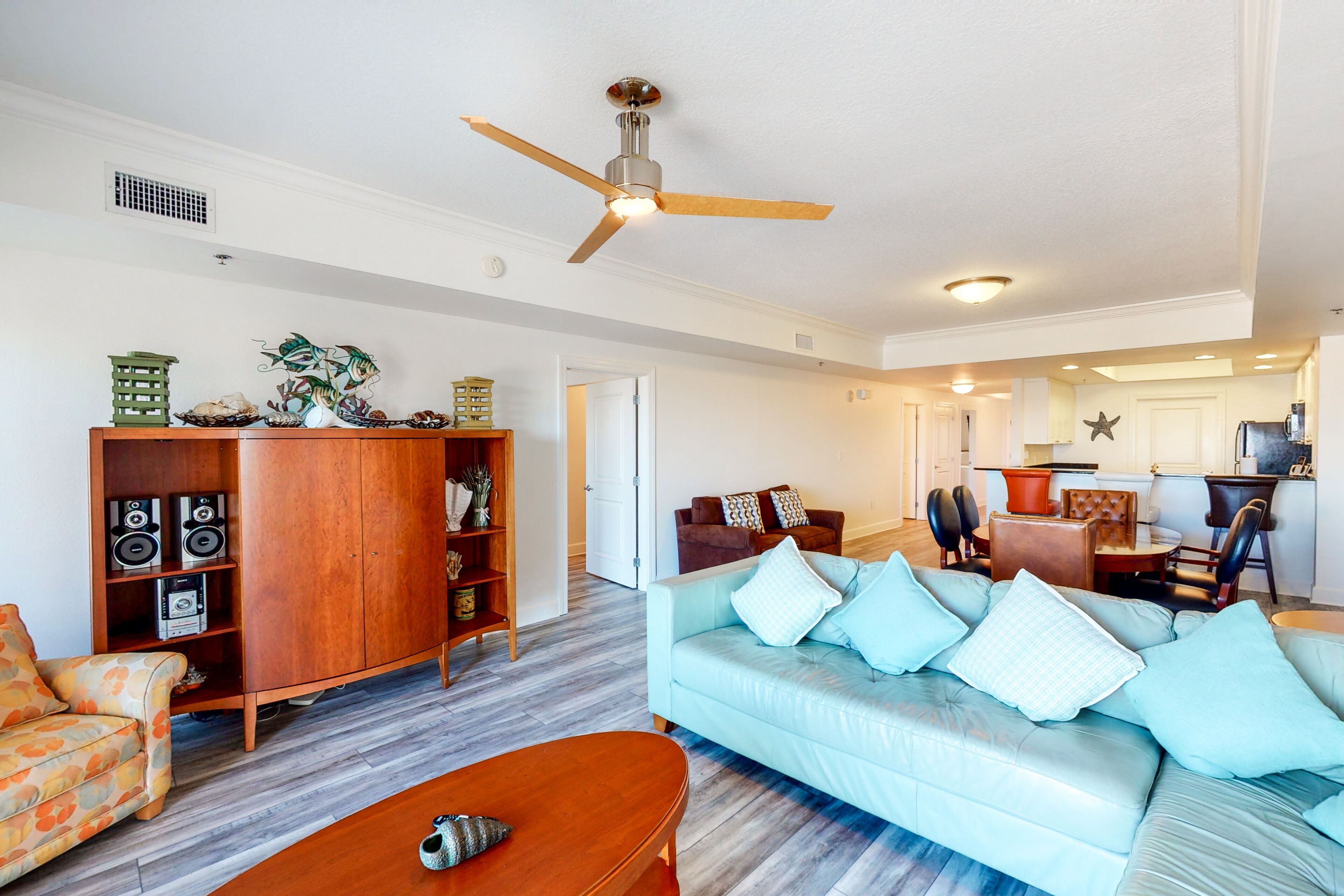 Contemporary gulf front unit, On-site sauna, hot tub, Close to shopping