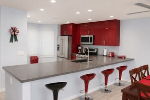 Réfrigérateur, four à micro-ondes, un four, surface de cuisson