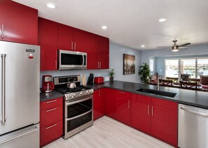 Réfrigérateur, four à micro-ondes, un four, surface de cuisson